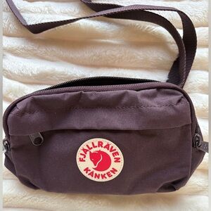 Fjallraven NWT Kånken Hip Pack 2L in Blackberry